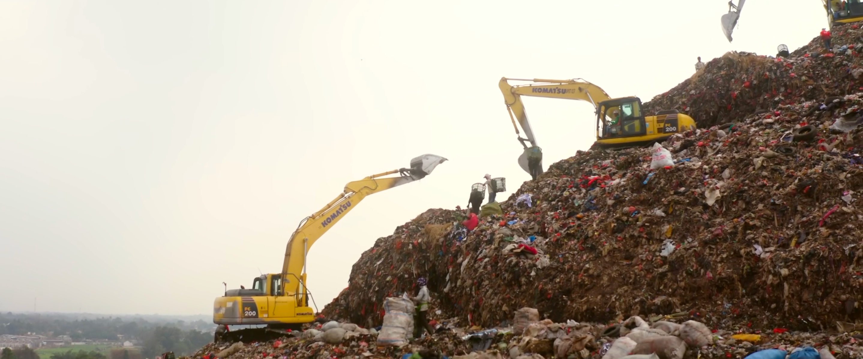 Největší jihoasijská skládka Bantar Gebang nahromadí 6000 tun odpadu každý den, 900 kamionů denně. Foto z filmu <b><i>Větší než my</i></b>
